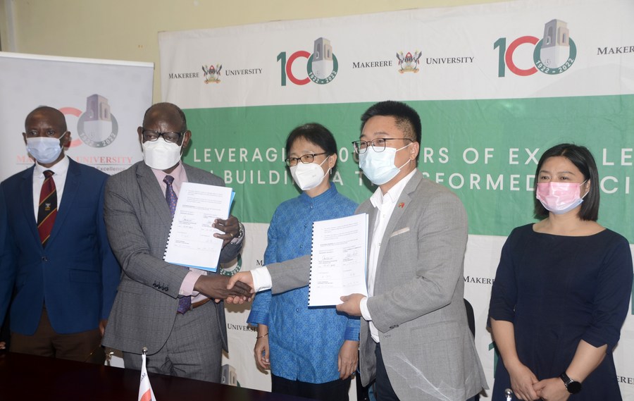 Vice Chancellor of Makerere University Barnabas Nawangwe (2nd L) shakes hands with Zheng Biao (2nd R), a representative of China Enterprises Chamber of Commerce in Uganda, after signing a memorandum of understanding at Makerere University in Kampala, Uganda, on July 21, 2022 (PHOTO /Courtesy)