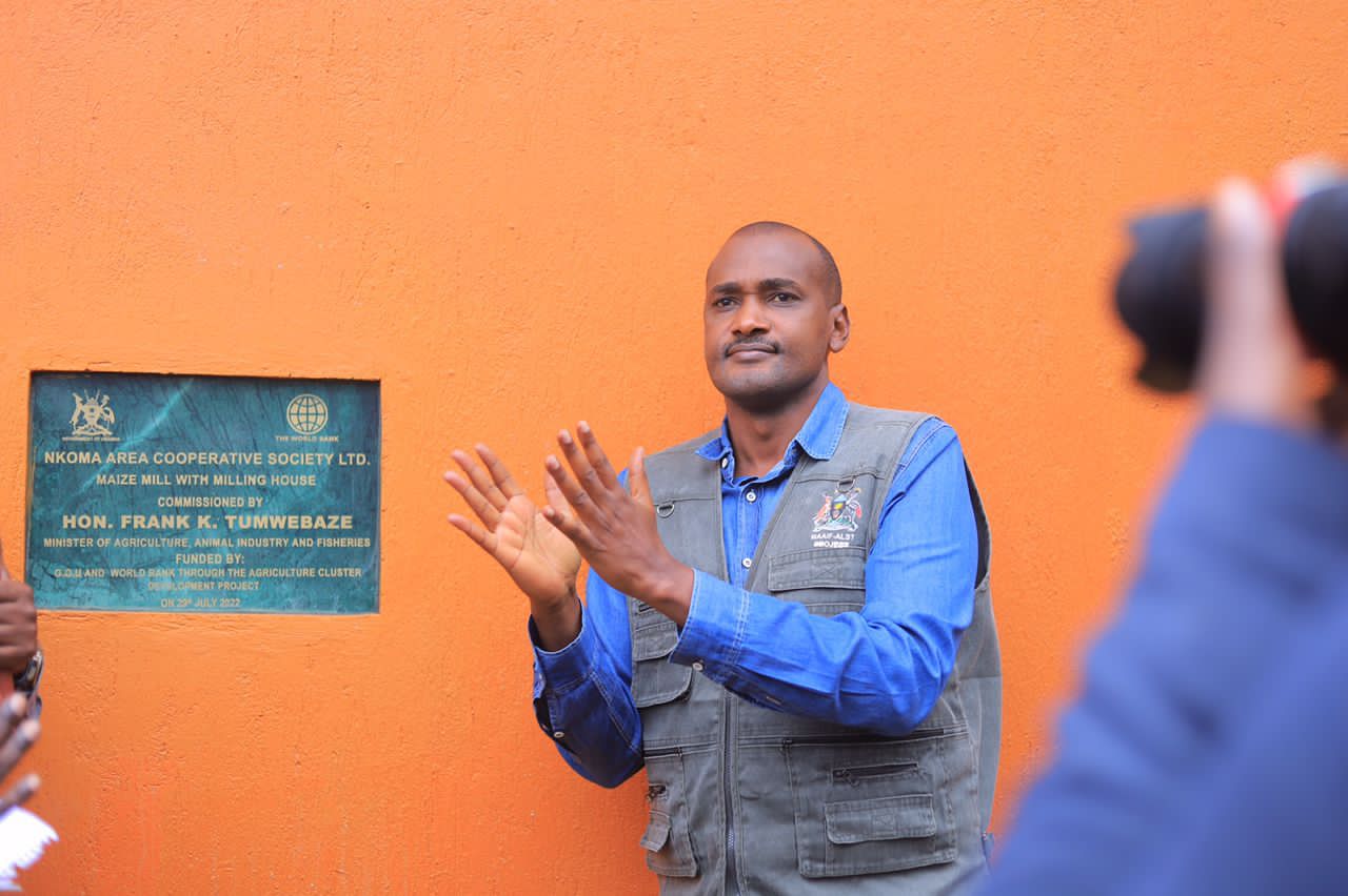 The Minister of Agriculture, Animal Industry and Fisheries, Hon. Frank Tumwebaze implored the community to collectively tackle the problem of household poverty saying there was the ability to achieve more together as a team.