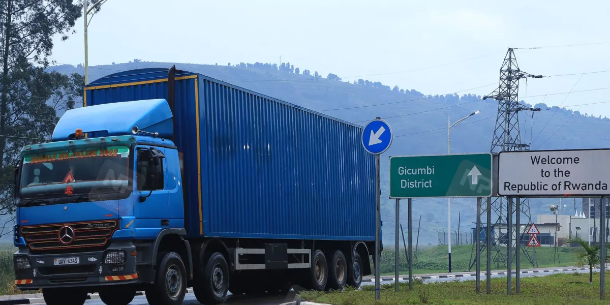 Грузовик на границе Уганды-Руанды.