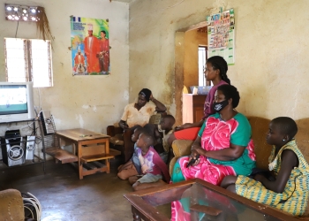 Villagers watch TV in Uganda through Chinese satellite TV service (PHOTO/ Xinhua)