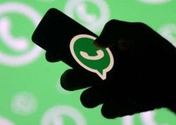 WhatsApp seems to be facing a glitch as a number of users are reporting issues with sending and receiving texts on the app