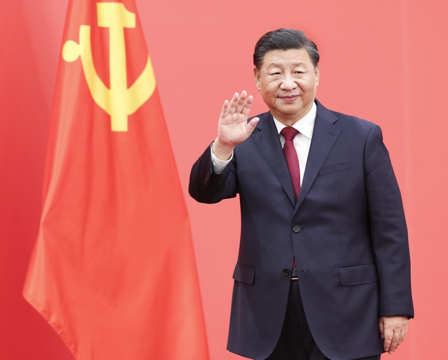 Xi Jinping, general secretary of the CPC Central Committee, waves to journalists at the Great Hall of the People in Beijing, Oct. 23, 2022. 