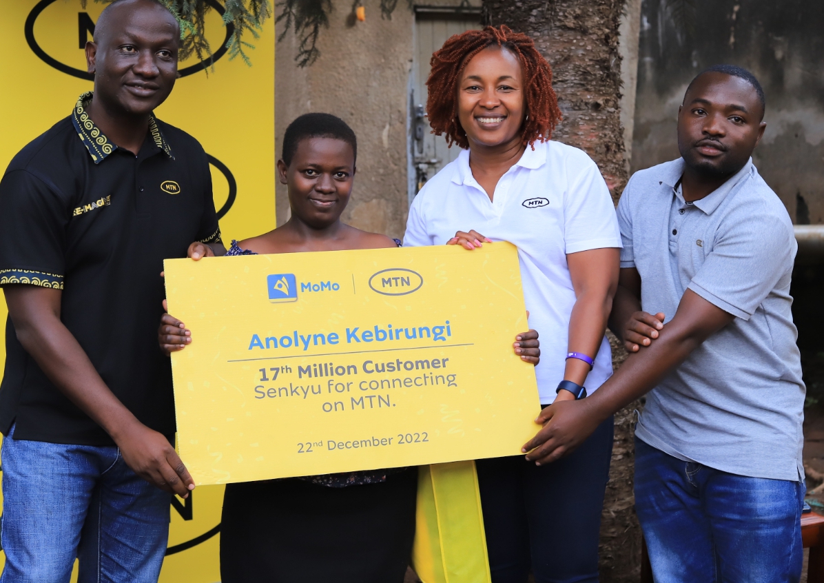 MTN's 17Millionth Customer, Anolyne Kebirungi (2L) was recognised and celebrated for connecting to MTN, Uganda's biggest Telecom Network_1