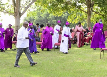 President Kaguta Museveni walking to have a group photograph  with  some of the elders from Church Of Uganda Diocese of Central Buganda Region after a group photograph during their meeting at State House Entebbe on 17th February 2023 (PHOTO/PPU).