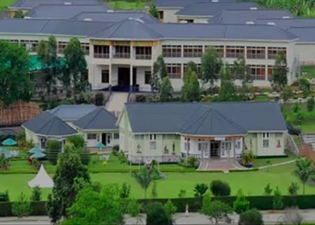 Igongo Cultural Centre & Country Hotel is located in Mbarara, which is the most popular district in the Ankole Sub-region. From Uganda’s Capital Kampala, the countryside becomes flatter towards Mbarara with more and more banana plantations.