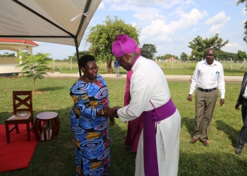 Archbishop of the Church of Uganda Kazimba Mugalu, paid courtesy visit to Vice President Jessica Alupo in her country home in Katakwi District on Sunday afternoon.