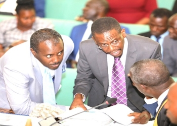 Minister David Muhoozi (L) and Attorney General Kiryowa Kiwanuka (C) conferring with Deputy Speaker Tayebwa on the narcotics Bill