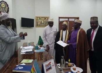 Mufti Ramadan Mubaje after handing over appointment letter to Sheikh Abdurahman Afan Wakate