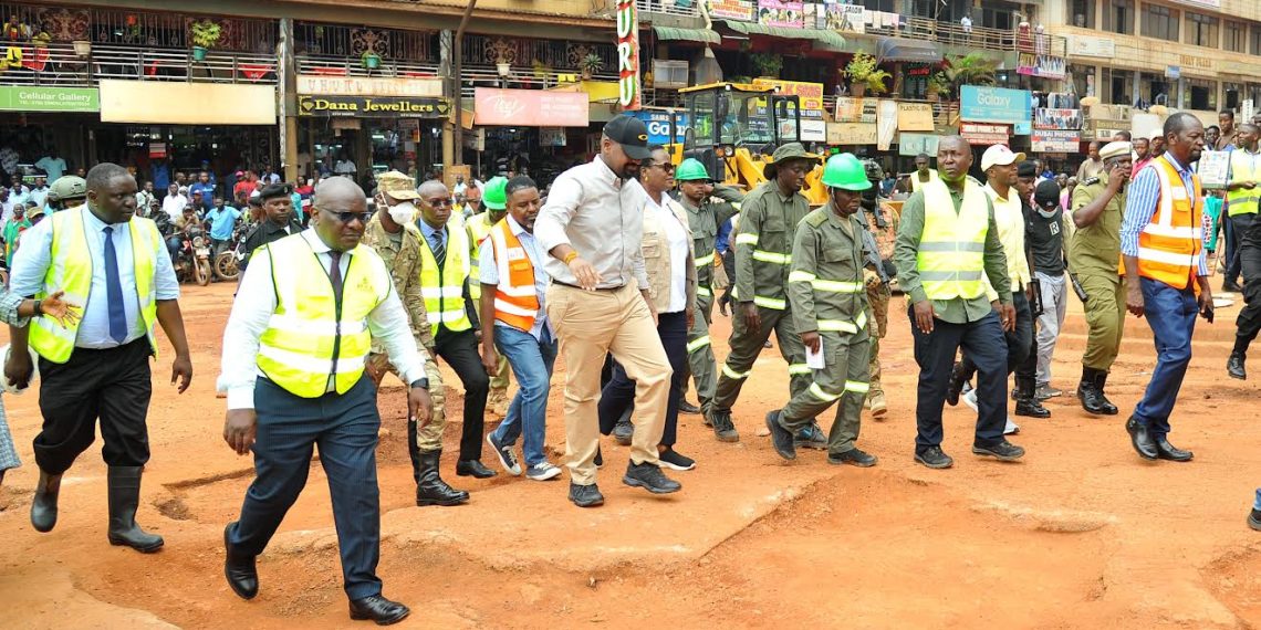 The Special Presidential Advisor on Special Operations, Gen Muhoozi Kainerugaba has inspected the ongoing Kampala roadworks by the Special Forces Command engineering regiment.