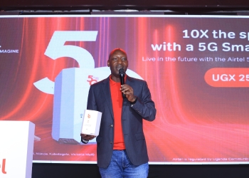 Home Broadband Director at Airtel Uganda, Denis Kahindi unveiling the first 5G Home Broadband Device to the audience at the Airtel – Wednesday Night Golf monthly mug tournament held at Uganda Golf Club today 29th November 2023.