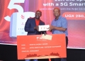 Home Broadband Director at Airtel Uganda, Denis Kahindi (L), handing over the first 5G Home Broadband Device to Fred Kasumba(R), the winner of the Airtel – Wednesday Night Golf monthly mug tournament. The 5G Home Broadband Device is a gateway to a world of possibilities allowing users to experience higher multi-Gps peak data speeds, more reliability, massive network capacity, increased availability while exploring the internet for entertainment, gaming, streaming, or remote work.