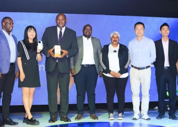 The Minister of ICT and National Guidance, Chris Baryomunsi (3rd L), The Head of Sales and Distribution Director at Airtel Uganda, Ali Balunywa (L), Brand Manager of TECNO Mobile Uganda, Timmy Shen (2nd L),
The Head Data, Devices at Airtel Uganda, Joweria Nabbaka (2nd R) at the unveiling of the the SPARK 20 Pro+, an exciting addition to its popular SPARK 20 Series.