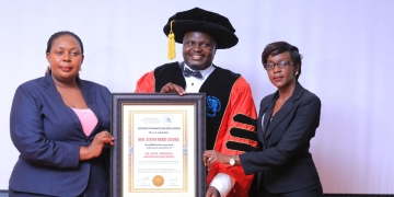 Keddi (middle) possing with his Honorary Award.