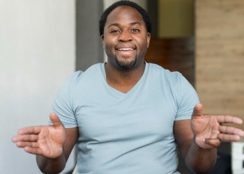 A financial expert explaining the benefits having an endowment plan 
(Courtesy Image/freepik.com)