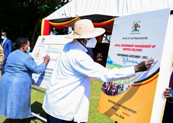 President Museveni signs the Local Government Assesment Report during the SDG conference at Munyonyo