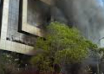 Uganda House in Nairobi engulfed in flames as protests turn violent. Photo shows the building's first floor ablaze, with smoke billowing into the air. The newly renovated building was scheduled to reopen on Friday, June 28, 2024. (PHOTO/Courtesy)