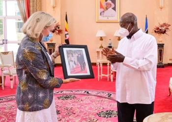 Outgoing British High Commissioner to Uganda Kate Airey presnts a photo frame of Queen Elizabeth to President Museveni during a meeting at State House Entebbe on Wednesday as she bid farwell to the President Museveni
