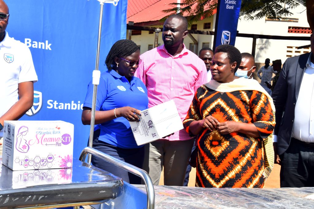 Diana Ondoga, the Stanbic Bank head of Corporate Social Investment handing over a Mama kit to the Vice president Jessica Alupo during the event at Katakwi general hospital hospital in Teso Subregion.
