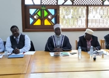 Mufti Sheikh Ramadan Mubajje with individuals who participated in the meeting.