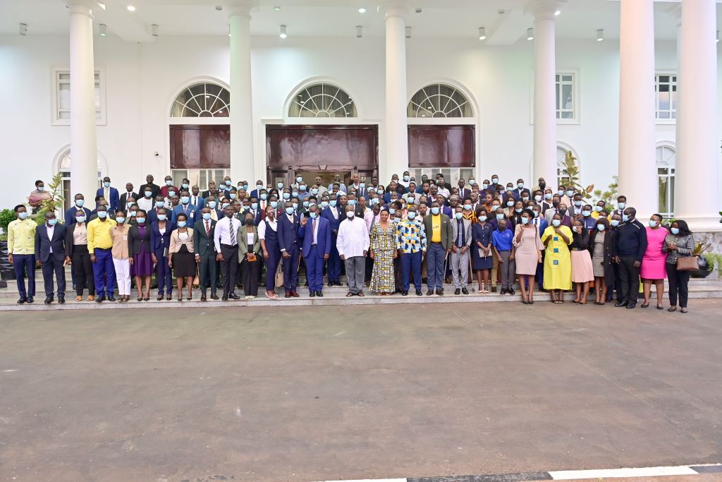 President Museveni meets a group of Youth organised by Col. Edith Nakalema