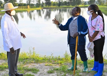 President Yoweri Kaguta Museveni having a chat with proprietor of Nakimu farm Mulondo Robert Nimrod next to a fish pond in Kiralaka village, Kamunkoli North ward Parish, Kamunkoli Town Council Sub- County, Iki-Iki County, Budaka district on the 8th November 2024. Photo by PPU/Tony Rujuta.