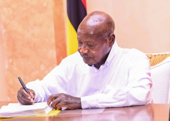 President Museveni signs the Sugar Ammendment Act 2025 into law during a meeting with sugar cane growers and miller at State House Entebbe on Friday. PPU Photo