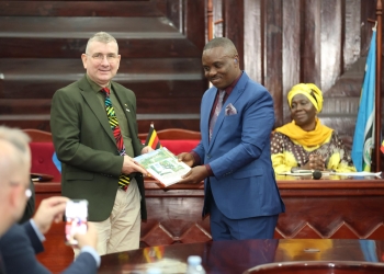 Kampala to get a major infrastructure boost! KCCA and COLAS sign a €250M deal to upgrade over 118 city roads, funded by UK Export Finance. The project includes new walkways, drainage, and street lighting, promising a transformed, sustainable Kampala.