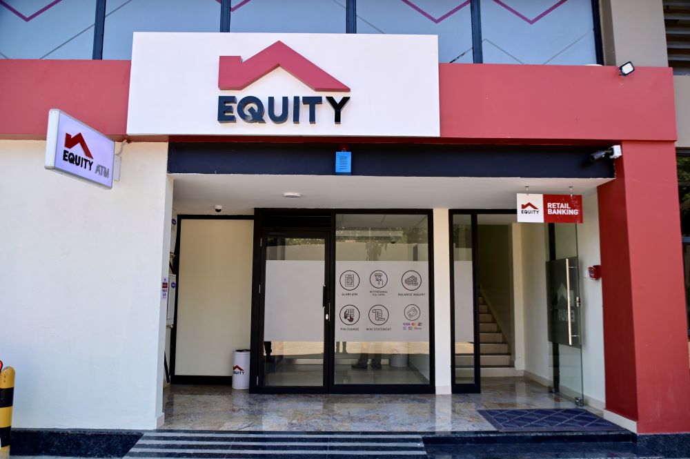 Equity Bank переместил свой филиал Bugolobi в новое, более современное и доступное место в рамках стратегии улучшения удобства и обслуживания клиентов. Филиал переехал с проспекта Лутули в ** бизнес-парк Хенсли, участок 3-5 Mpanga Close, Mulwana Road **. Новое местоположение находится в центре расположения в одном из самых загруженных пригородов Кампалы, что облегчает доступ как для бизнеса, так и для розничных клиентов. Согласно заявлению банка, новый филиал предлагает более просторный банковский зал с расширенными объектами для частных консультаций. Он также включает в себя выделенные залы для финансовых консультаций и комплексные дискуссии по управлению деньгами. Этот шаг также предоставляет клиентам улучшенную парковку и расположен вблизи основных достопримечательностей для повышения доступности.