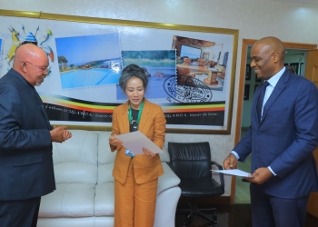 H.E. Vu Than Huyen presenting copies of credentials