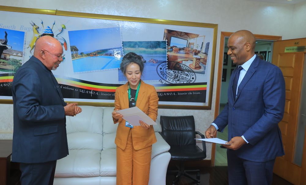 H.E. Vu Than Huyen presenting copies of credentials