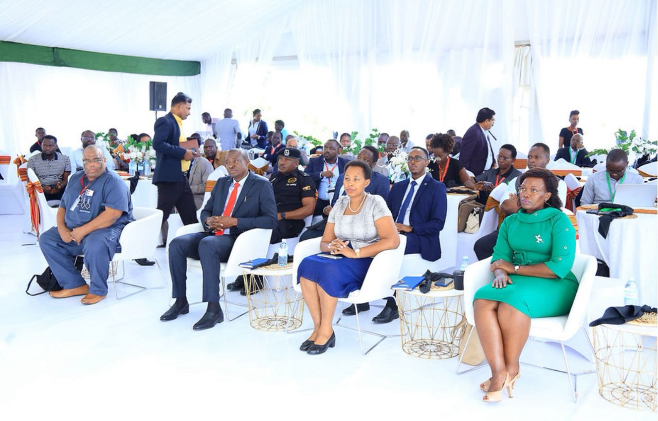 LR: д -р Мосока Фаллах, директор по науке и инновациям в CDC Africa, доктор Matthewas Magoola, основатель Dei Biopharma, MS Kellen Kamurung, исполнительный директор Dei Biopharma и MS Brenda Nakazibwe, глава патогенной секции, наука, технология и инновационные секретарь, канцелярия президентских и препаратов, во время африканских. Маттуга, Уганда в четверг, 18 сентября,