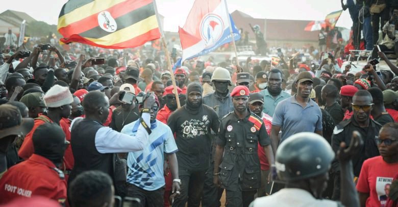 Bobi Wine пообещало повысить минимальную зарплату для полиции и солдат Уганды до 1 миллиона шиллингов, утверждая, что лучшая оплата положит конец жестокости и улучшит благосостояние.