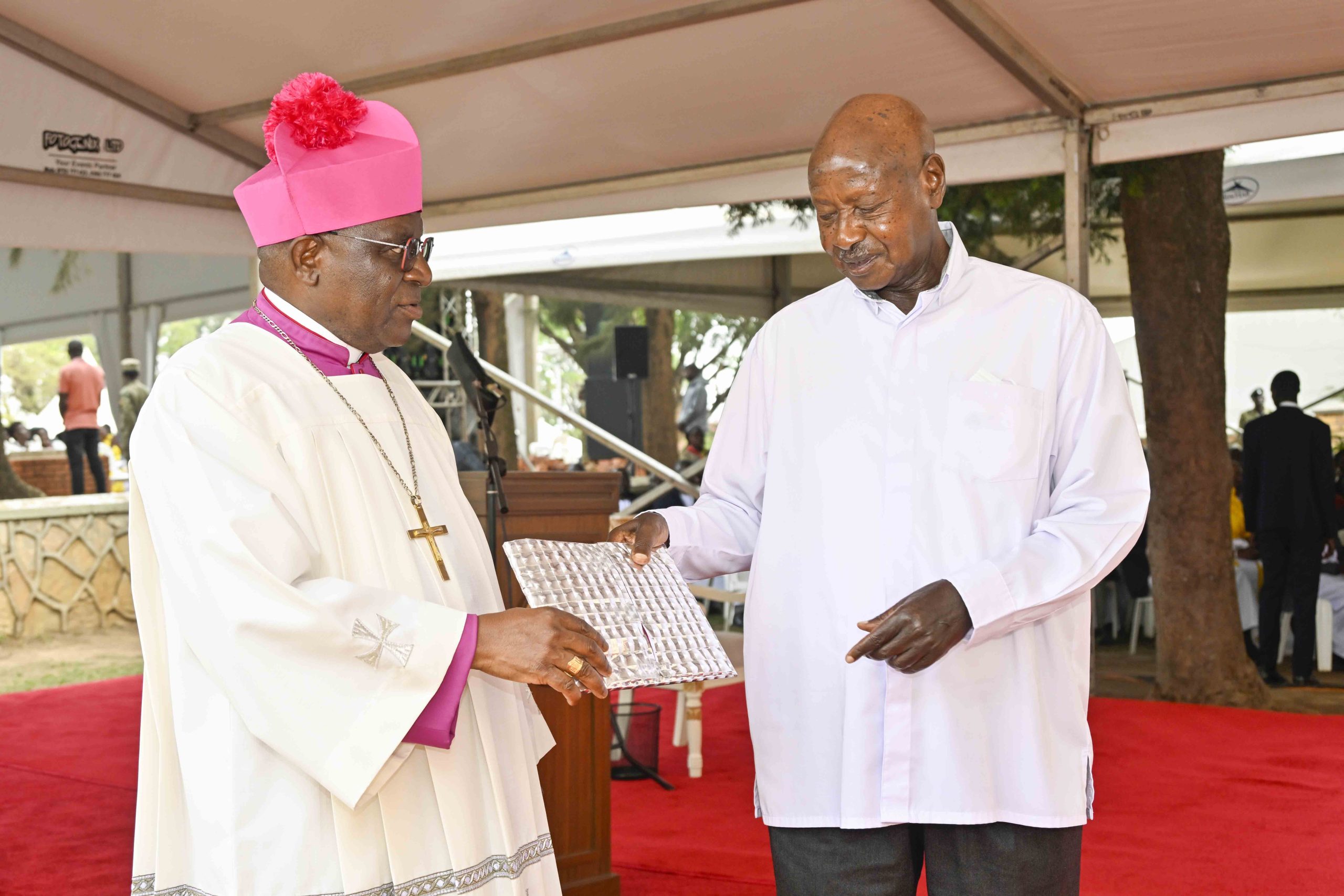 Президент Мусевени призывает католиков на столетней годовщине собора Святой Марии следовать притче о талантах, подчеркивая упорный труд для поддержки своих семей, церкви и государства.