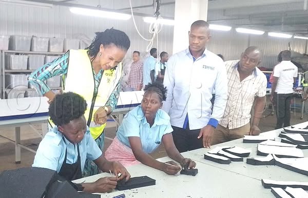 Министр труда Уганды Эстер Аньякун противостоит инвесторам промышленного парка Капика после того, как рабочие заявили об избиениях и жестоком обращении. Министр требует от инвесторов соблюдать трудовое законодательство и улучшить небезопасные условия труда.