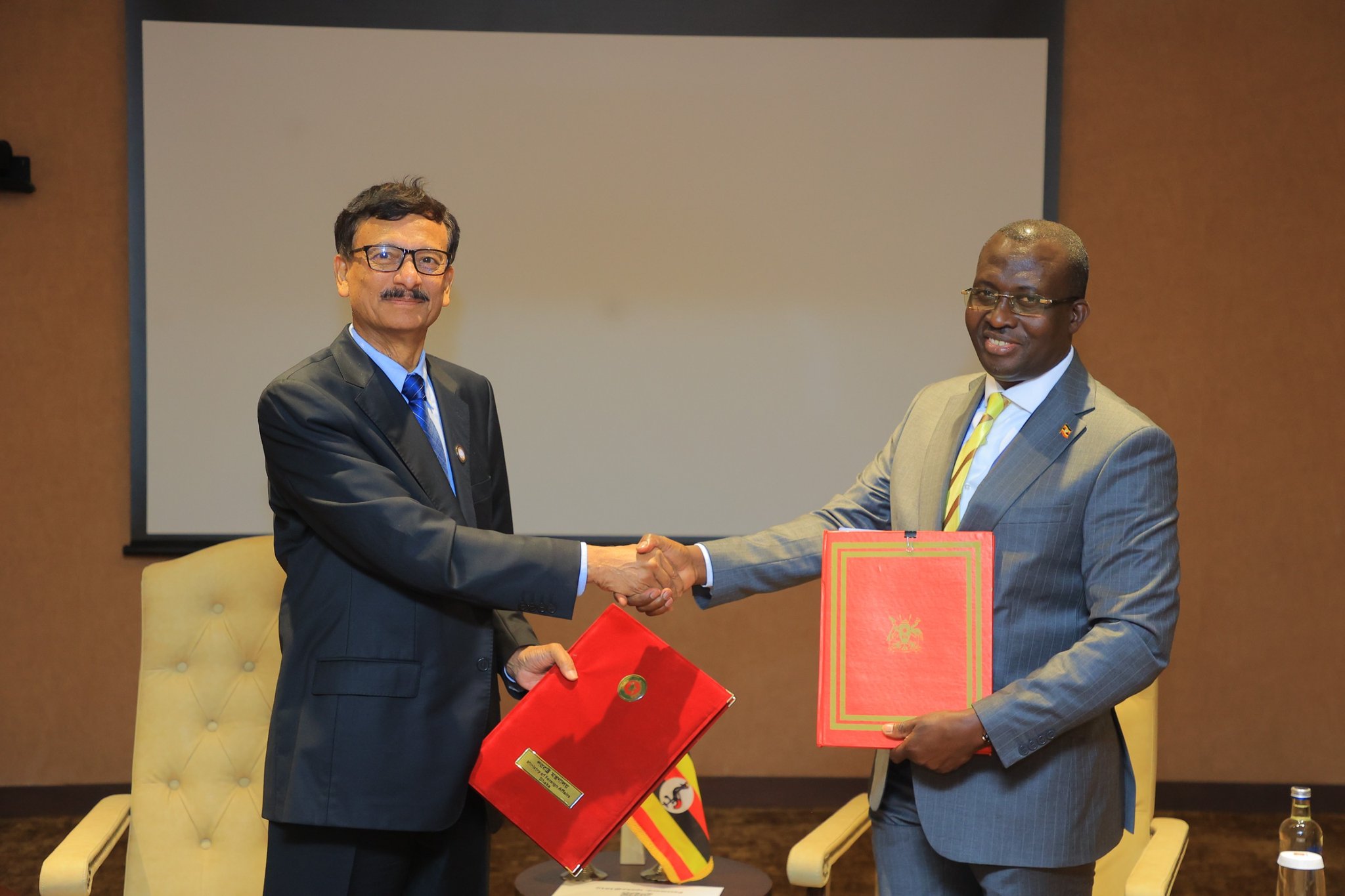 Уганда и Бангладеш подписывают меморандум о взаимопонимании, направленный на значительное расширение двустороннего политического, экономического и культурного сотрудничества посредством регулярных, периодических консультаций.