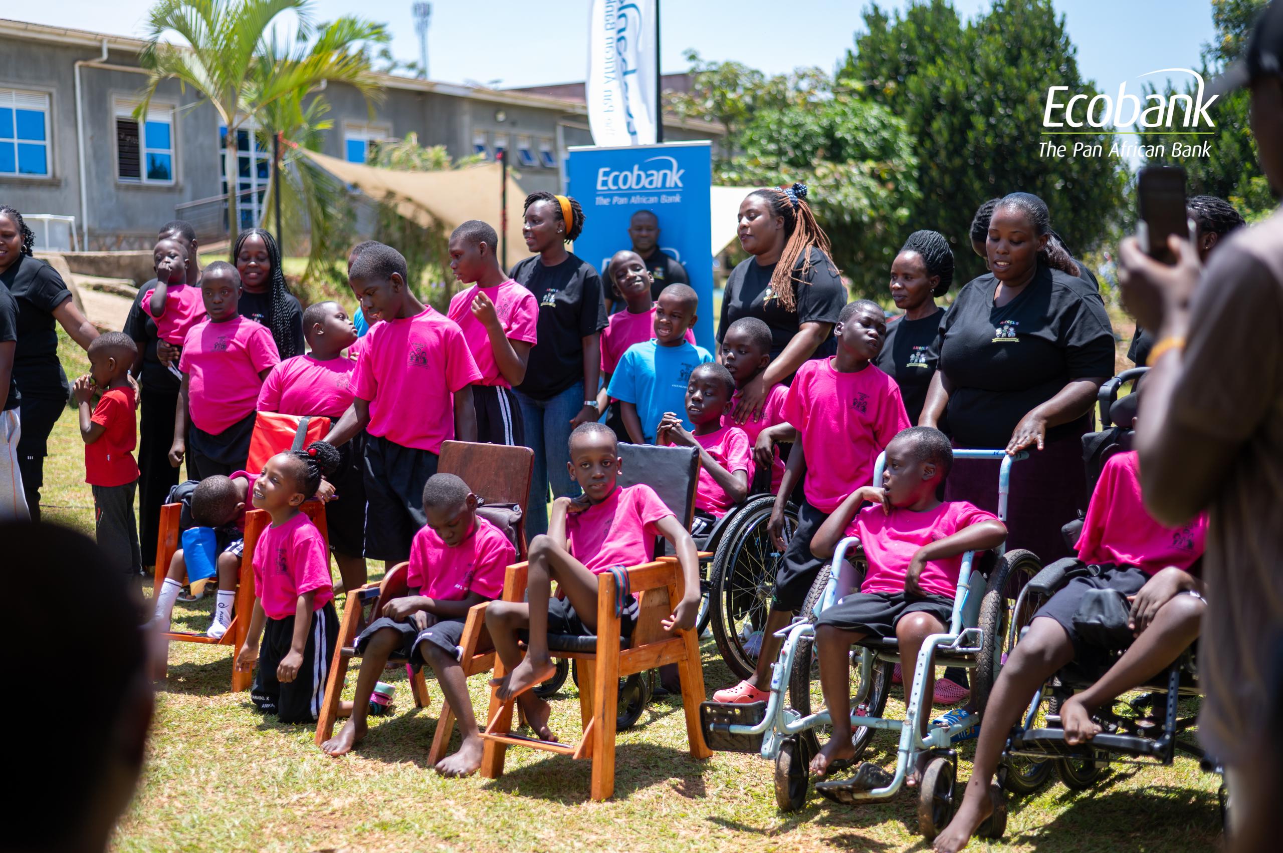 Дети в Центре «Ангел» для детей с особыми потребностями пользуются специализированными креслами для лечения церебрального паралича (ДЦП), подаренными Экобанком Уганды. Это необходимое оборудование помогает детям стать более функциональными и улучшить их самочувствие.