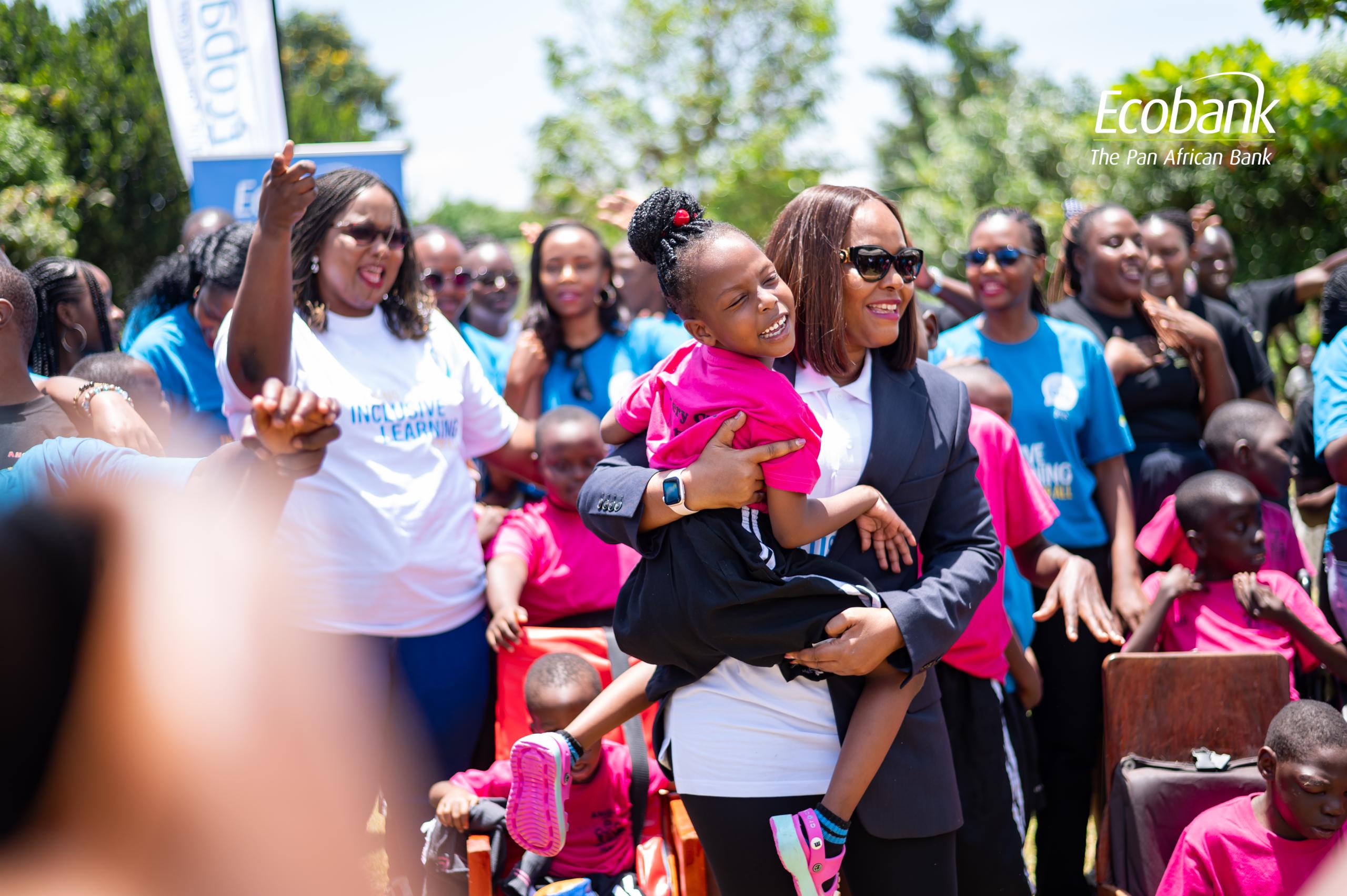 Управляющий директор Ecobank Uganda Грейс Мулиса беседует с ребенком в Центре «Ангел» для детей с особыми потребностями во время 13-го ежегодного Дня Экобанка. Инициатива банка, тематическая "Обеспечение инклюзивного обучения для всех," поддерживает миссию центра по обеспечению равного доступа к образованию для всех детей.