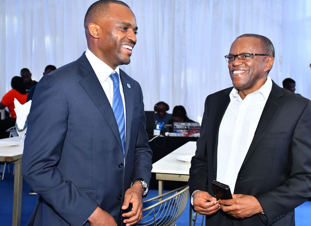 Грейс Семакула (слева), генеральный директор SBG Securities, весело проводит время с Дамони Китабире (справа), председателем правления Stanbic Bank Uganda, на открытии фонда Stanbic Unit Trust