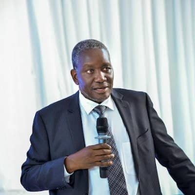 Г -н ... Альфред Окиди, постоянный секретарь Министерства воды, оказался под центром внимания