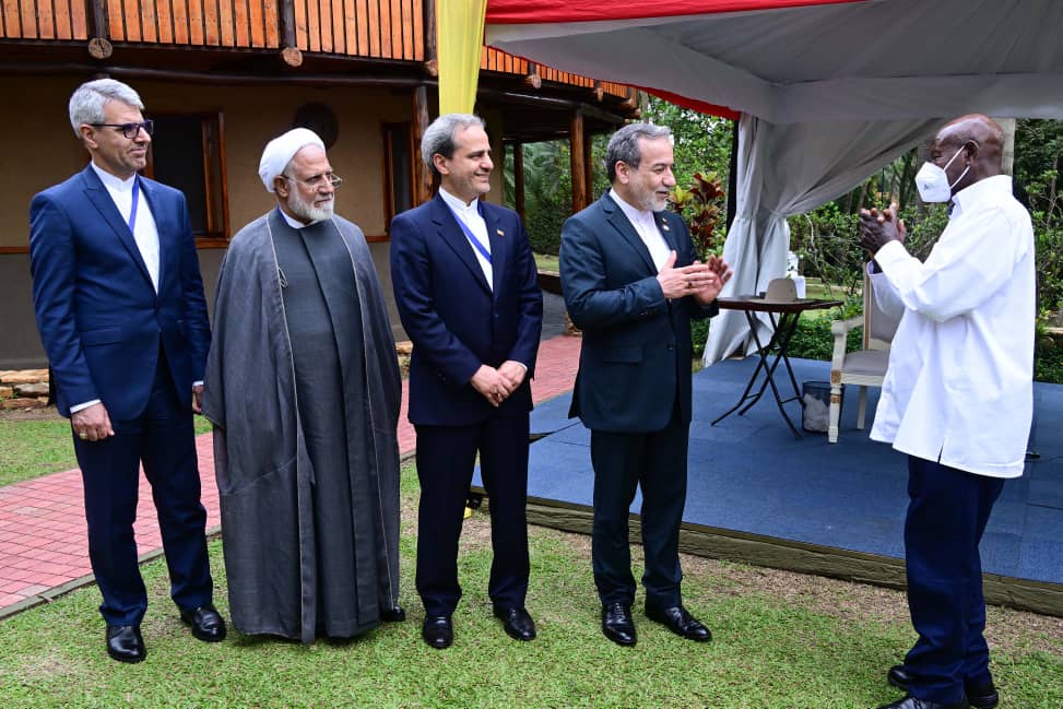 Министр иностранных дел Ирана Аббас Арагчи (2-й справа) и его делегация беседуют с президентом Мусевени после встречи в кулуарах министерской встречи Движения неприсоединения в Муньоньо в среду. ППУ Ф.jpg