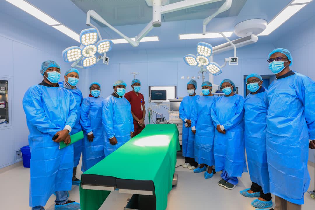 Компания C-Care IHK в Кампале запустила первую в Восточной Африке частную модульную операционную с 99,99% фильтрованным воздухом и автоматизированным инфекционным контролем. Узнайте, как это высокотехнологичное отделение стремится преобразовать сложные операции и безопасность пациентов в Уганде.