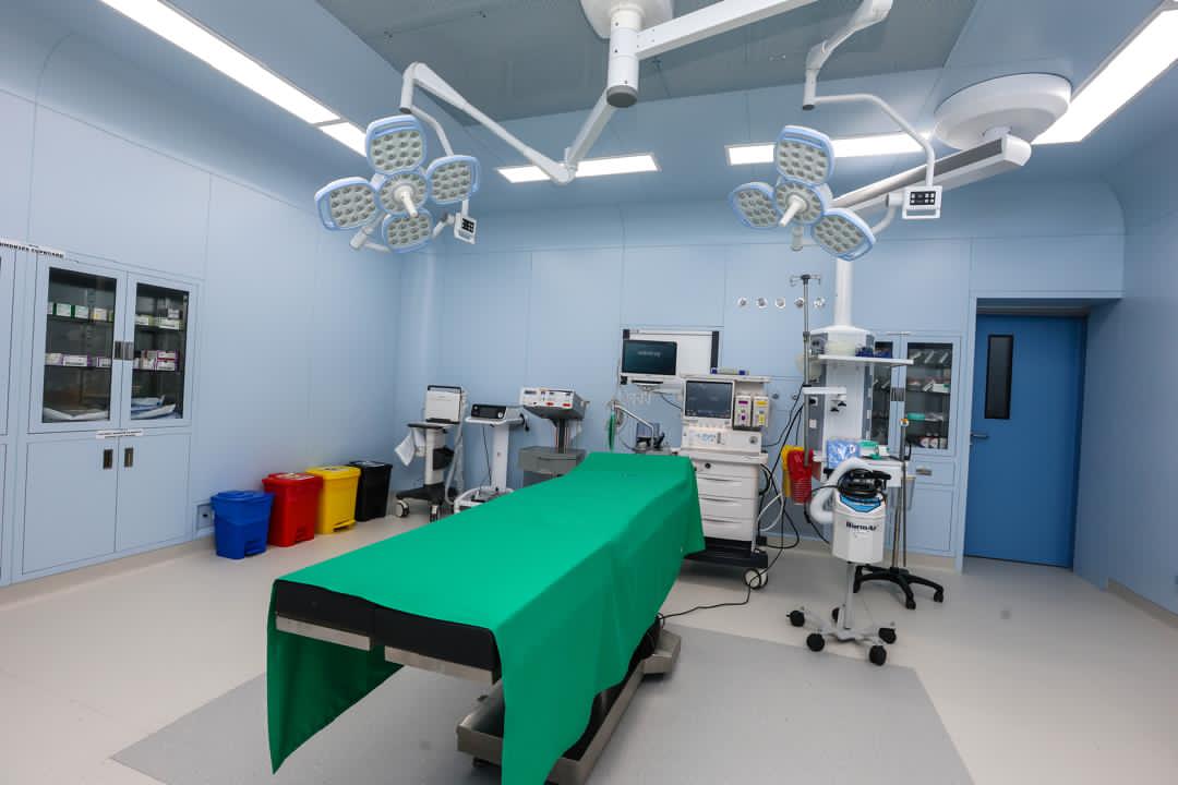 Благодаря автоматическому управлению и ультрафильтрованному воздуху C-Care IHK стала пионером в создании одной из немногих модульных операционных залов в Уганде. Чиновники хвалят эту инновацию за установление нового стандарта в клинической эффективности и устойчивости медицинского оборудования.