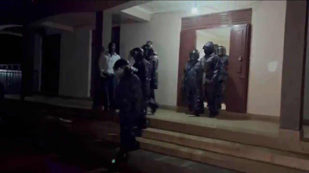 Полиция Уганды совершила обыск в отеле Лира-Сити лидера оппозиции Боби Вайна, арестовав 15 членов его предвыборной команды.