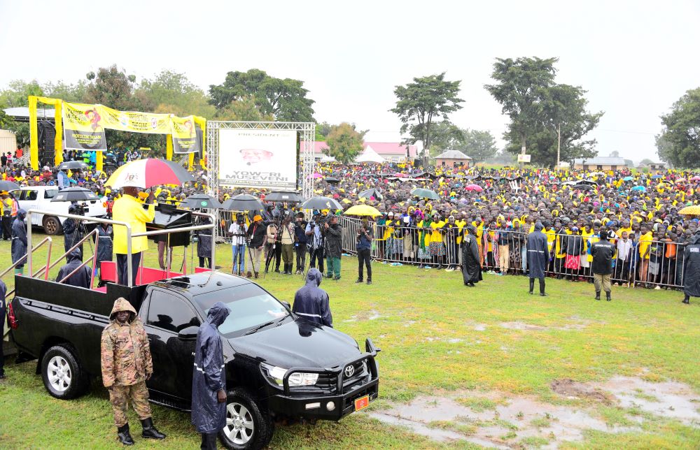 Во время запуска своей кампании Teso президент Мусевени объявляет о плане пополнения поголовья скота до пяти коров на ферму и обещает отменить плату за всеобщее начальное и среднее образование, платя всем учителям через правительство.