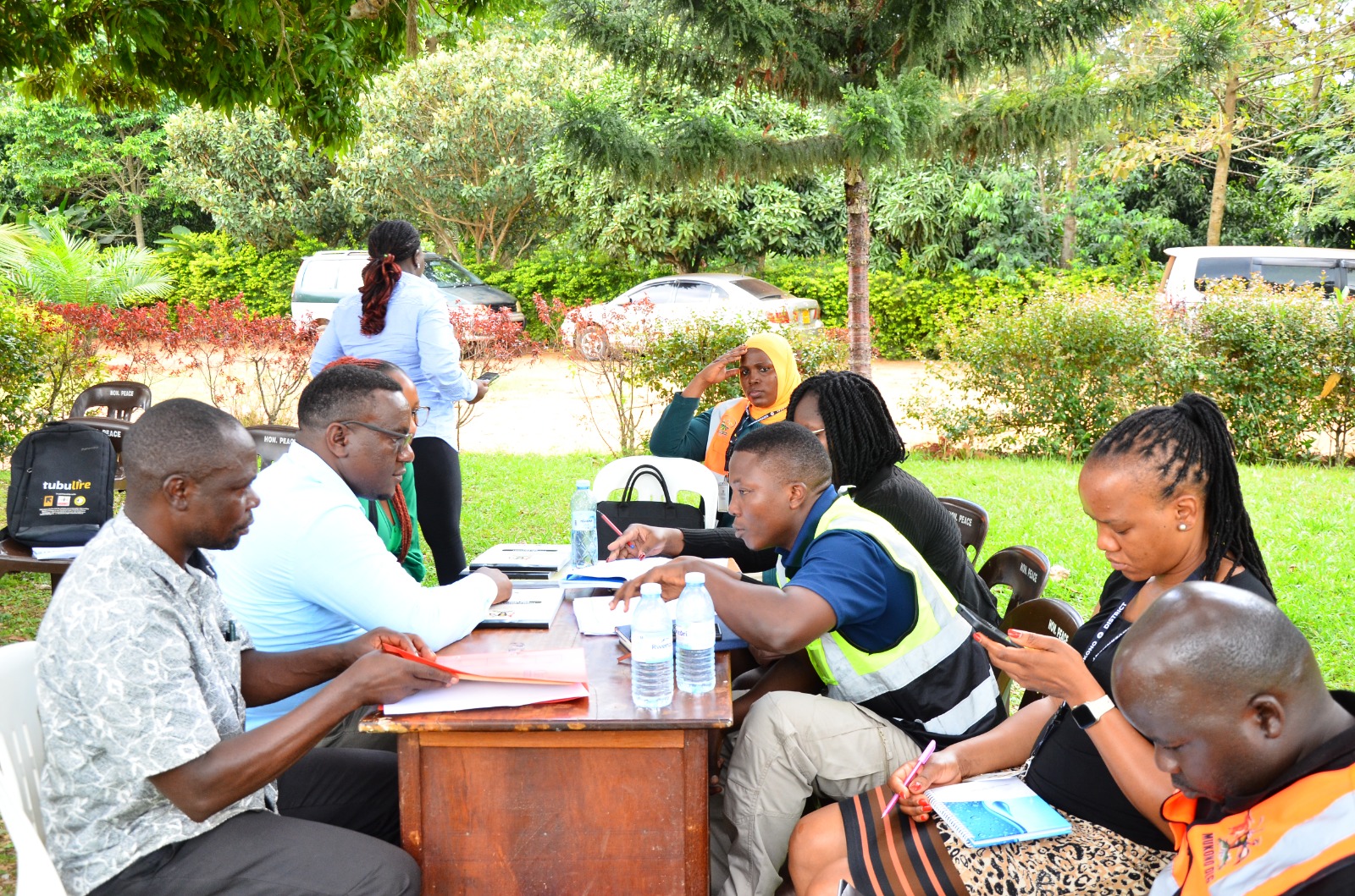 Район Муконо и GKMA-UDP предоставили отчет об оценке имущества жителям, пострадавшим от проекта дороги Нтенджеру-Бууле, подтвердив детали компенсации и готовность проекта.