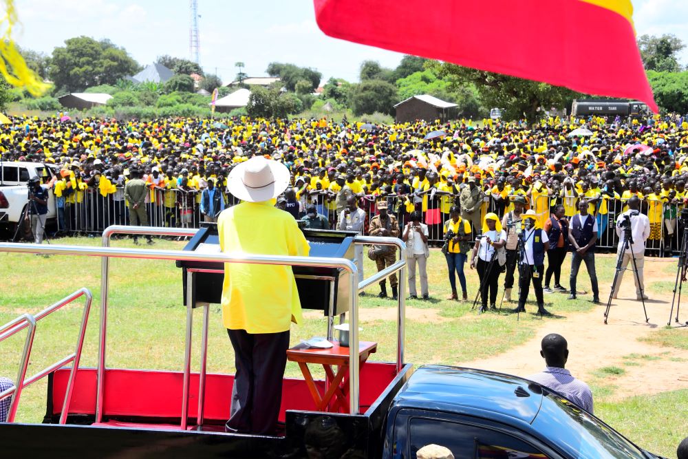 Президент Йовери Мусевени рекламирует 82-процентное водоснабжение Накапирипирита как доказательство того, что инвестиции NRM в инфраструктуру, включая новые дороги и крупную ирригационную систему, способствуют созданию богатства в Карамодже.