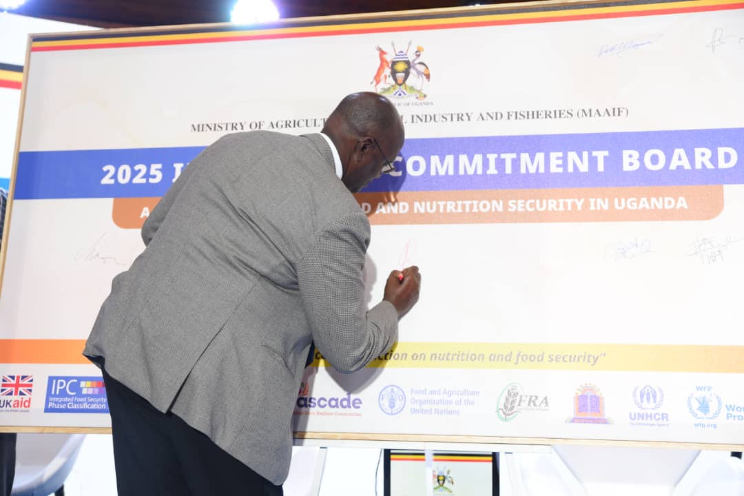 Брайт Каньонторе Рвамирама, государственный министр животноводства Уганды, подписывает сводную доску в среду после публикации отчета Интегрированной классификации фаз продовольственной безопасности (IPC) об острой нехватке продовольствия в Кампале.
