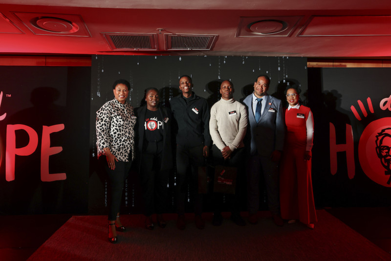 Команда-победитель хакатона KFC Add Hope: Слева направо: Кгомоцо Раммутла (директор по цифровым технологиям KFC Africa); Анастасия Ситенда (менеджер программы KFC «Добавь надежду»). Члены команды-победителя (Ctrl-Alt-Del-Hunger): Хоту Рамфиса и Сибусисо Нкабинде. Профессор Дастин ван дер Хаар (заведующий кафедрой Академии компьютерных наук и разработки программного обеспечения Йоханнесбургского университета) и Фейт Коцеди – старший менеджер по информационным технологиям Управления горной квалификации – MQA