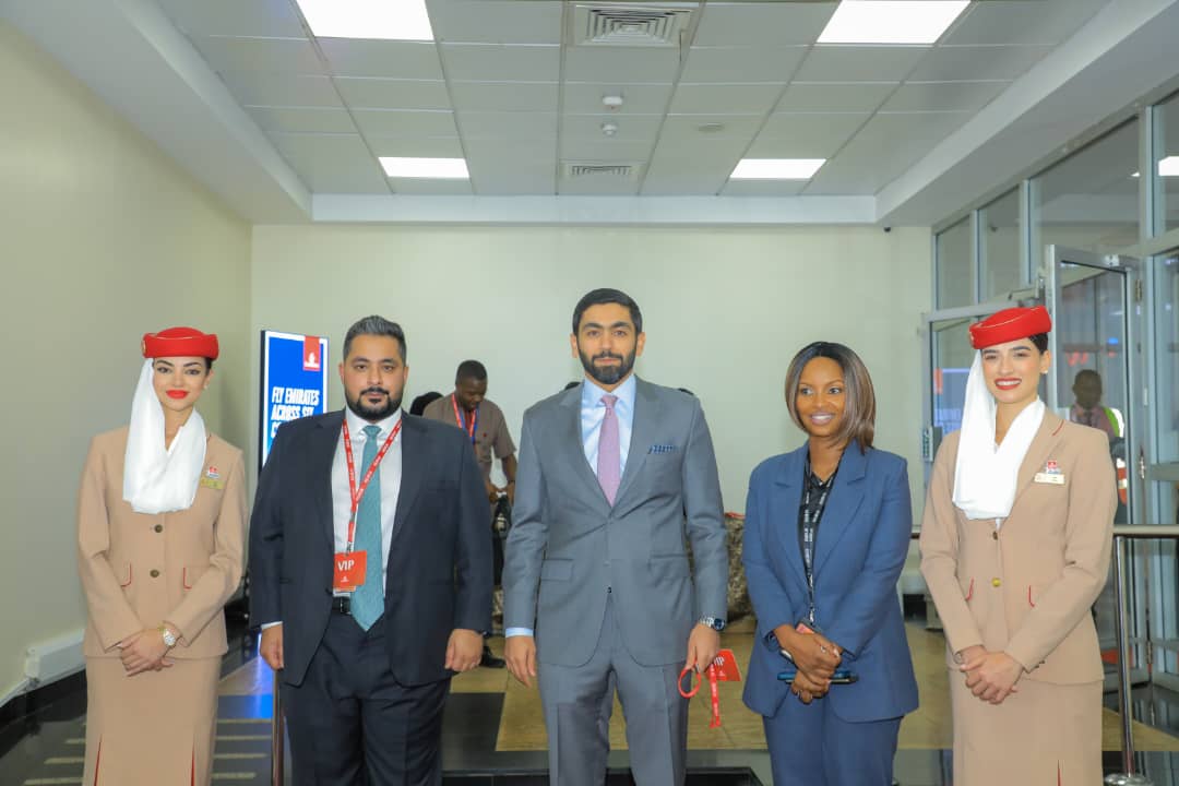 (Слева направо) Член экипажа Эмирейтс Мохамед Тахер, региональный менеджер в Уганде, Рашид Аларда, вице-президент по коммерческим операциям в странах Африки к югу от Сахары, и Морин Кабуре, менеджер по обслуживанию аэропортов в Уганде, стоят во время презентации отремонтированного Boeing 777 в международном аэропорту Энтеббе в среду, 15 октября 2025 года.