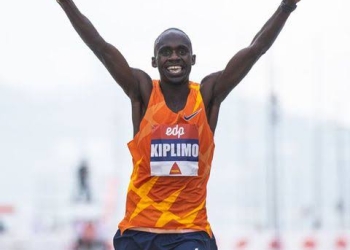Uganda’s Jacob Kiplimo wins the Chicago Marathon. Conner Mantz runs an American record.